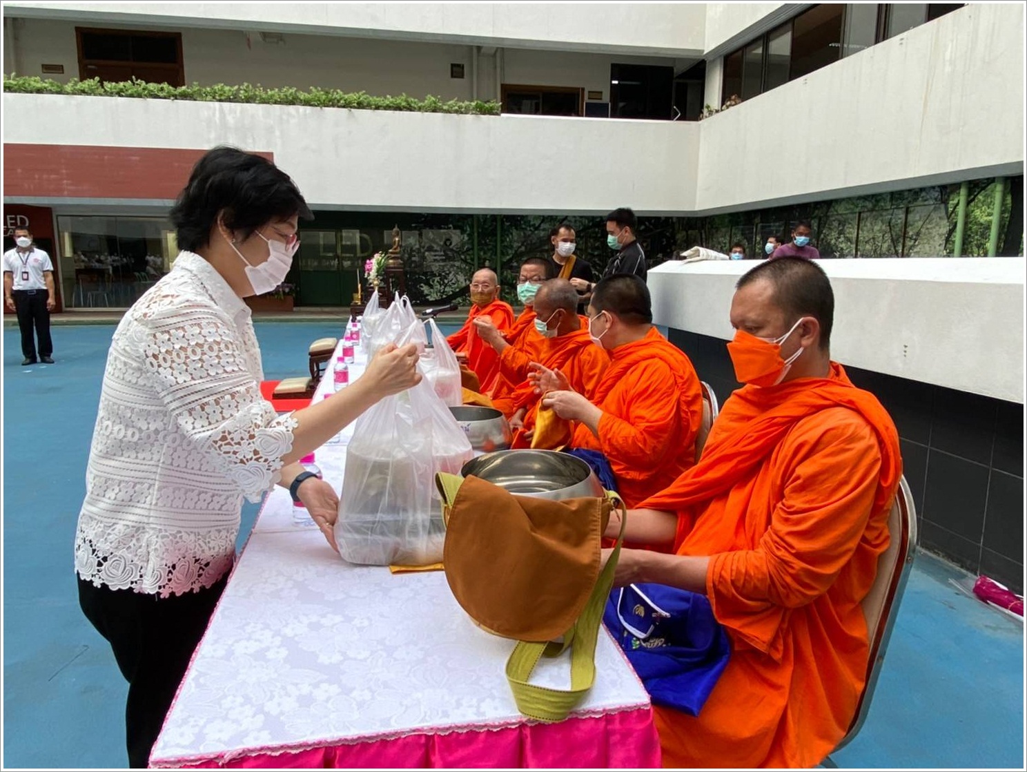 รูป ﻿กิจกรรมทำบุญตักบาตรประจำเดือนสิงหาคม 2565
